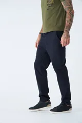 Pantalón chino de gabardina color negro, de corte regular, con logo bordado.