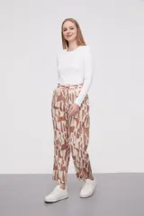 Pantalón de algodón de tiro medio, corte recto y largo, con estampado paisley en tonos verde militar y beige/blanco.