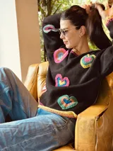 Sweater tejido artesanalmente en lana color negro, con apliques de corazones hechos a mano en crochet.