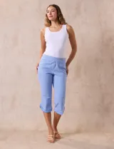 Pantalón capri de algodón a rayas azules y blancas, marca Ruby Rd. Con bolsillos simulados en la parte delantera y bolsillos aplicados en la parte trasera. Pretina ancha elastizada, corte recto y terminación de ruedo desflecado.