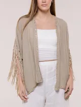 Cardigan liviano estilo kimono color marrón, con frente abierto y mangas amplias con flecos largos y apliques en crochet.