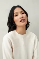 Sweater negro de tejido de punto con mangas abullonadas y puños elastizados.