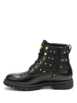 Bota Caterpillar modelo Grader Ws Embellish, color negro, de caña media con cordones, hebillas doradas ajustables, tachas metálicas decorativas y suela track de goma.
