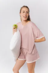 Pijama de algodón compuesto por una remera de cuello redondo y mangas cortas con detalle de puntilla, y un short con cintura elástica y ruedo con puntilla.