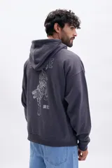 Canguro deportivo gris oscuro con capucha, bolsillo canguro y estampado frontal de coordenadas geográficas.