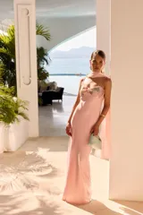 Vestido largo de fiesta color rosado, con tirantes finos, escote recto y detalle de bordado de lentejuelas en el pecho. Incluye una estola liviana a juego en el mismo tono.
