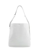 Cartera tipo shopper de cuero color blanco, con correa regulable y herraje metálico.