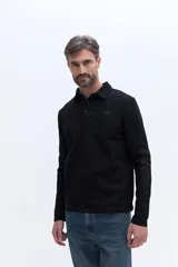 Remera polo de manga larga color bordó, confeccionada en algodón. Presenta cuello clásico con cierre de botones y detalle de logo bordado en el pecho.