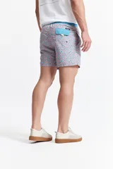 Short de baño estampado con cintura elástica, cordón ajustable, dos bolsillos laterales y uno trasero.