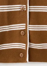 Cardigan marrón de punto con rayas horizontales blancas, cuello mao y cierre frontal de botones.