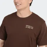 Remera de manga corta color marrón con cuello redondo. Presenta un pequeño logo estampado en el pecho con el nombre de la marca y motivos gráficos.