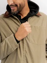 Campera liviana color beige con cierre frontal, bolsillo en el pecho y cuello de pana en tono marrón contrastante.