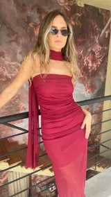 Vestido largo de microtul color bordó, con escote recto, breteles finos y diseño fruncido en el frente. Incluye un cuello tipo gargantilla desmontable y forro corto interno.