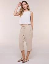Pantalón capri de algodón a rayas verticales en tonos azul, celeste y blanco, con cintura elastizada, cordón de ajuste frontal y bolsillos aplicados.