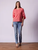 Blusa de gasa con estampado geométrico en tonos negro, gris y celeste. Tiene cuello redondo y mangas 3/4 amplias con abertura y botón.