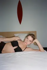 Tanga de tiro alto color negro con cintura ancha cruzada.