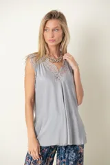 Blusa italiana de satén de seda, color beige, con escote en V y detalles de encaje en el pecho y los hombros, de corte holgado y sin mangas.