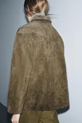 Chaqueta de mujer confeccionada en piel de ante 100%, con cuello solapa, manga larga y cierre frontal con botones. Presenta bolsillos de plastrón en el delantero y forro interior.