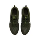 Championes Nike Downshifter 12 para hombre, color negro con detalles en rojo y suela blanca.