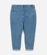 Pantalón mom jeans de corte holgado en caderas y piernas, con tiro alto y trabillas en la cintura.