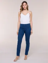 Jegging tiro medio-alto de color azul, confeccionado en tejido de algodón elástico. Cuenta con cintura elástica ancha, bolsillos delanteros simulados y bolsillos traseros aplicados, con perneras entalladas.