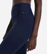 Calza legging deportiva de poliamida color azul con cintura alta de 10 cm.