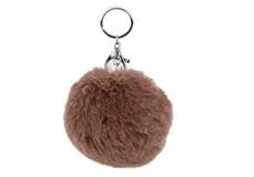 Llavero de mujer con forma de pompon de piel sintetica en color blanco marfil, con argolla y mosqueton metalicos plateados.