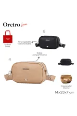 Bandolera pequeña de diseño rectangular en color beige, con doble compartimento superior con cierre. Presenta el logo de la marca grabado en el frente y un aplique metálico en forma de labios en la parte inferior. Incluye correa ajustable y extraíble.