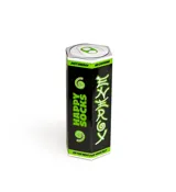 Pack de dos pares de medias Happy Socks con diseño de bebida energizante. Un par es verde con símbolos de la paz y el otro es negro con diseños geométricos y la inscripción "Happy".
