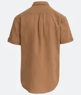 Camisa de hombre de manga corta color marrón, confeccionada en lino y algodón. Presenta cuello clásico, botonadura frontal, bolsillo en el pecho y mangas con botón para enrollar.
