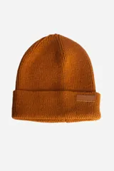 Gorro tejido de punto en color tostado, con diseño de doblez en el borde y parche de cuero con logo grabado.