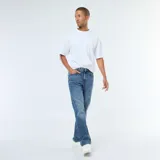 Jean de corte regular con diseño clásico de cinco bolsillos, confeccionado en denim azul con acabado ligeramente desgastado.