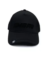 Gorra Umbro color negro con visera curva y el nombre de la marca bordado en relieve en el frente. Cuenta con una pequeña etiqueta con el logo de Umbro en el borde de la visera.