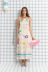 Vestido midi de modal satin, color crema, con tirantes finos y estampado de sirenas, estrellas y peces en tonos pastel.