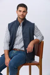 Chaleco de felpa en color azul, con cierre frontal completo, cuello alto y bolsillo vertical en el pecho.