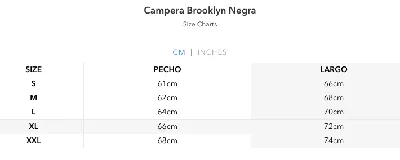 Campera deportiva negra con cierre frontal, capucha ajustable y detalles de líneas blancas en las mangas. Presenta el logo de la marca bordado en el pecho.