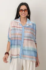 Camisa de organdí con diseño de franjas horizontales multicolor, corte holgado y mangas tres cuartos.
