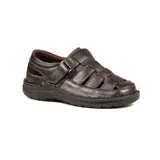 Sandalia casual de cuero para hombre, color marrón, con diseño de tiras cruzadas, aberturas laterales y cierre de velcro en el empeine. Suela texturizada para mayor tracción.