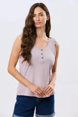 Musculosa azul marino con escote redondo y tirantes decorados con volados fruncidos.