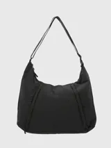 Bolso tipo hobo de diseño funcional, color negro, con compartimento especial para transportar mat de yoga mediante cierres laterales. Confeccionado en poliéster, cuenta con correa de hombro integrada y logo minimalista en el frente.