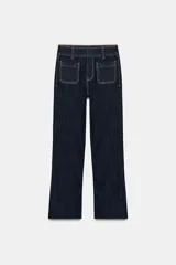 Jeans de tiro alto y corte mini flare en color azul oscuro, con diseño tobillero, bolsillos de plastrón delanteros y costuras en contraste.