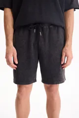 Bermuda sin friza de corte semi baggy, con cintura elastizada y cordón ajustable. Presenta una terminación lavada.