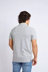 Remera tipo polo de manga corta, color gris con rayas horizontales finas en color oscuro. Presenta cuello clásico con botones y logo bordado en el pecho.