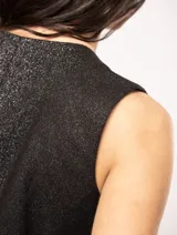 Chaleco negro de lino con botones frontales y forro interno.