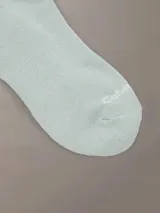 Pack de tres pares de medias cortas Calvin Klein, confeccionadas en mezcla de algodón. Incluye un par color blanco, un par gris melange y un par verde menta, todos con el logo de la marca bordado en el tobillo.