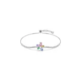 Pulsera bañada en rodio con cadena de cristales transparentes y motivo central de flor silvestre, compuesta por pétalos de cristales de colores en tallas mixtas y una perla de cristal en el centro. Cuenta con un cierre deslizante ajustable.