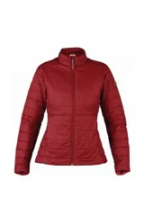Campera puffer roja con cuello alto y cierre frontal.