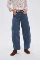 Pantalón jean de tiro medio, con diseño barrel (silueta curva) en tono azul clásico.