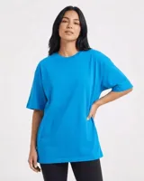 Remerón de manga corta, cuello redondo y calce oversize, color azul brillante (celeste oscuro).