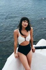 Trikini blanco y negro con copas y lycra con textura.